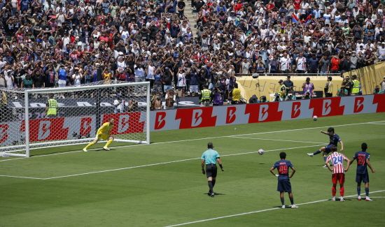 PSG는 16일 미국 패서디나 로즈볼 경기장에서 열린 2025 FIFA 클럽월드컵 조별리그 B조 첫 경기 아틀레티코 마드리드와의 맞대결에서 4-0 대승을 거뒀다. 이강인은 이날 후반 25분 교체로 들어가 후반 추가시간 팀의 4번째 골을 넣었다. 이강인이 올해 PSG에서 처음 넣은 골이었다. 연합뉴스