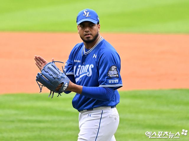 19일 오후 서울 송파구 잠실야구장에서 열린 '2024 신한 SOL Bank KBO 포스트시즌' 삼성 라이온즈와 LG 트윈스의 플레이오프 4차전 경기, 1회말 1사 1루 삼성 선발투수 레예스가 LG 오스틴을 병살타로 아웃시킨 후 박수를 치고 있다. 엑스포츠뉴스 DB