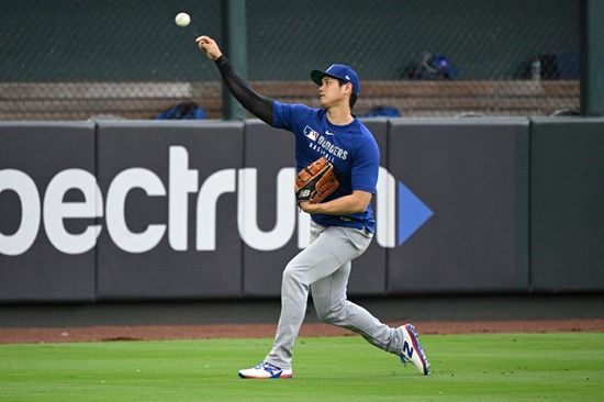 LA 다저스 데이브 로버츠 감독은 16일 샌프란시스코 자이언츠와의 홈 경기 뒤 '(오타니가) 라이브 피칭과 시뮬레이션 게임은 충분히 해봤다. 첫 등판에서 한 이닝만 던질 수 있다'라면서 오타니 쇼헤이를 17일 샌디에이고 파드리스전 오프너로 활용하겠다는 계획을 밝혔다. 연합뉴스