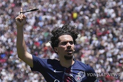 PSG는 16일 미국 패서디나 로즈볼 경기장에서 열린 2025 FIFA 클럽월드컵 조별리그 B조 첫 경기 아틀레티코 마드리드와의 맞대결에서 4-0 대승을 거뒀다. 이강인은 이날 후반 25분 교체로 들어가 후반 추가시간 팀의 4번째 골을 넣었다. 이강인이 올해 PSG에서 처음 넣은 골이었다. 연합뉴스