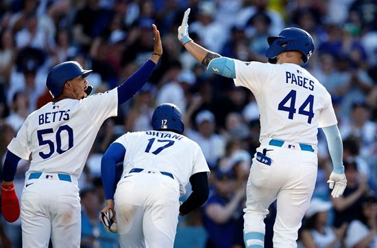 LA 다저스 앤디 파헤스가 16일 다저스타디움에서 열린 샌프란시스코 자이언츠와 홈 경기에서 5회 말 경기를 뒤집는 스리런 홈런을 날렸다. 연합뉴스