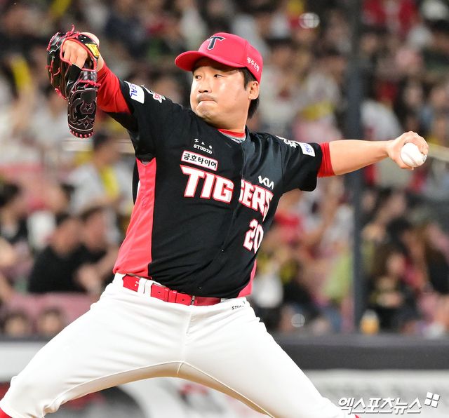 21일 오후 수원KT위즈파크에서 열린 '2025 신한 SOL Bank KBO리그' KIA 타이거즈와 KT 위즈의 경기, 6회말 KIA 이준영이 공을 힘차게 던지고 있다. 엑스포츠뉴스 DB