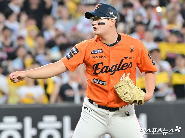 14일 오후 대전 한화생명 볼파크에서 열린 '2025 신한 SOL Bank KBO리그' LG 트윈스와 한화 이글스의 경기, 8회초 1사 만루 한화 김서현이 공을 힘차게 던지고 있다. 엑스포츠뉴스 DB