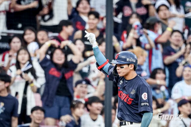 롯데 구단이 16일 외야수 장두성의 정밀 검진 결과 내용을 전했다. 폐 타박에 의한 출혈은 멈춰 안정기로 보이며, 손상이 심각하지 않아 가벼운 운동은 가능한 상태라는 게 구단의 설명이다. 장두성은 23일 재검진을 받은 뒤 복귀 일정을 조율할 예정이다. 롯데 자이언츠