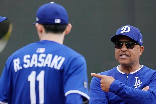 괴물 신인으로 평가받던 LA 다저스 사사키 로키가 8경기 1승 1패 평균자책점 4.72의 성적을 남기고 부상자 명단에 올랐다. 연합뉴스