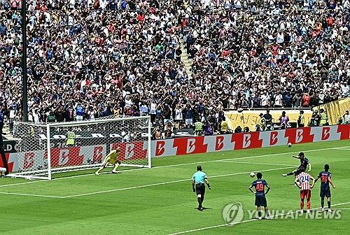 루이스 엔리케 감독이 이끄는 PSG가 16일(한국시간) 미국 캘리포니아주 페서디나에 있는 로즈볼 경기장에서 열린 아틀레티코 마드리드(스페인)와의 2025 국제축구연맹(FIFA) 클럽 월드컵 B조 첫 경기에서 무려 4-0 대승을 거뒀다.&nbsp;이적설이 있지만, 이강인이 동료의 도움을 받아 7개월 만에 득점포를 가동했다.&nbsp;연합뉴스