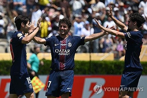 루이스 엔리케 감독이 이끄는 PSG가 16일(한국시간) 미국 캘리포니아주 페서디나에 있는 로즈볼 경기장에서 열린 아틀레티코 마드리드(스페인)와의 2025 국제축구연맹(FIFA) 클럽 월드컵 B조 첫 경기에서 무려 4-0 대승을 거뒀다.&nbsp;이적설이 있지만, 이강인이 동료의 도움을 받아 7개월 만에 득점포를 가동했다.&nbsp;연합뉴스