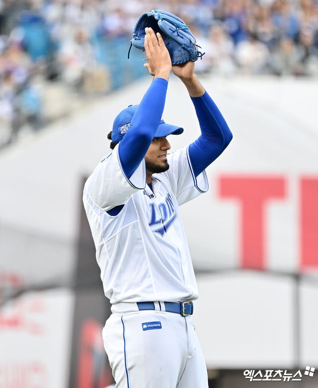 13일 오후 대구삼성라이온즈파크에서 열린 '2024 신한 SOL Bank KBO 포스트시즌' LG 트윈스와 삼성 라이온즈의 플레이오프 1차전 경기, 7회초 삼성 선발투수 레예스가 윤정빈의 수비에 박수를 보내고 있다. 엑스포츠뉴스 DB