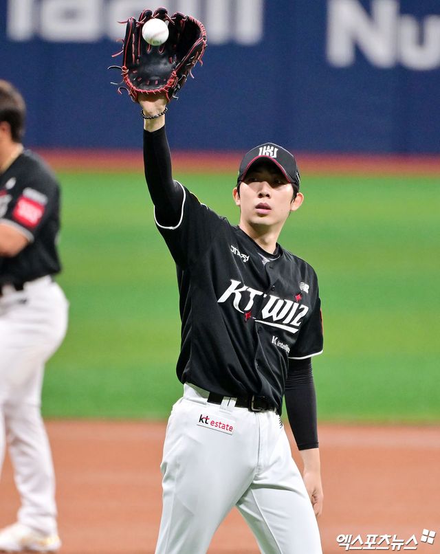 23일 오후 서울 구로구 고척스카이돔에서 열린 '2025 신한 SOL Bank KBO리그' KT 위즈와 키움 히어로즈의 경기, 1회말 KT 선발투수 오원석이 마운드로 향하고 있다. 엑스포츠뉴스 DB