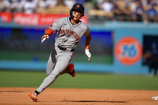 샌프란시스코 자이언츠 이정후가 16일 다저스타디움에서 열린 2025 미국 메이저리그 LA 다저스와의 원정 경기에서 경기를 뒤집는 역전 2타점 3루타를 터트렸다. 연합뉴스