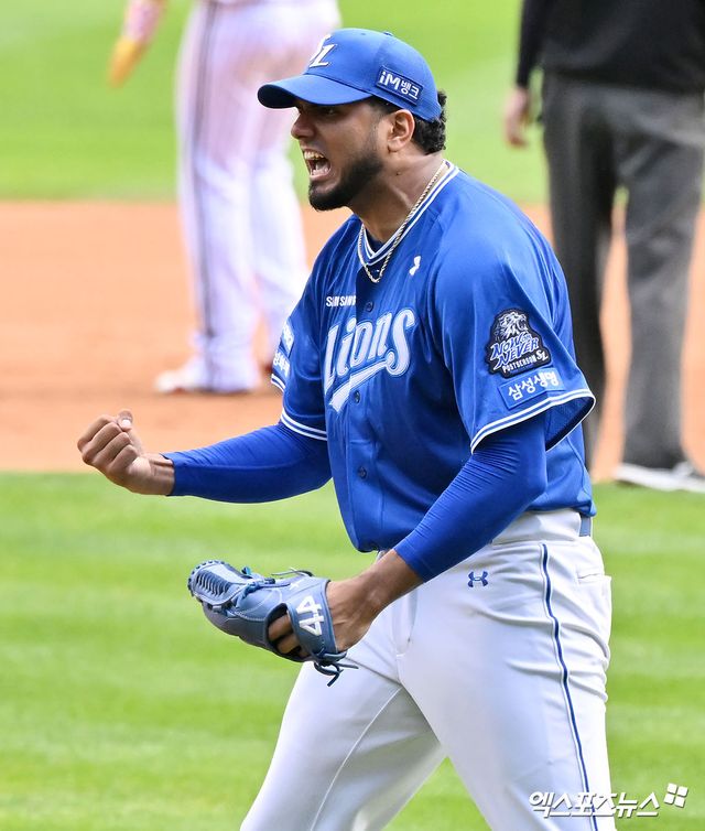 19일 오후 서울 송파구 잠실야구장에서 열린 '2024 신한 SOL Bank KBO 포스트시즌' 삼성 라이온즈와 LG 트윈스의 플레이오프 4차전 경기, 6회말 수비를 마친 삼성 선발투수 레예스가 포효하고 있다. 엑스포츠뉴스 DB