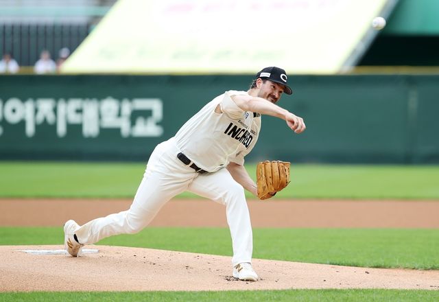 SSG 랜더스 외국인 투수 드류 앤더슨이 15일 인천 SSG랜더스필드에서 열린 2025 신한 SOL Bank KBO리그 롯데 자이언츠와의 팀 간 11차전에 선발등판, 7이닝 무실점 완벽투로 승리투수가 됐다. 사진 SSG 랜더스