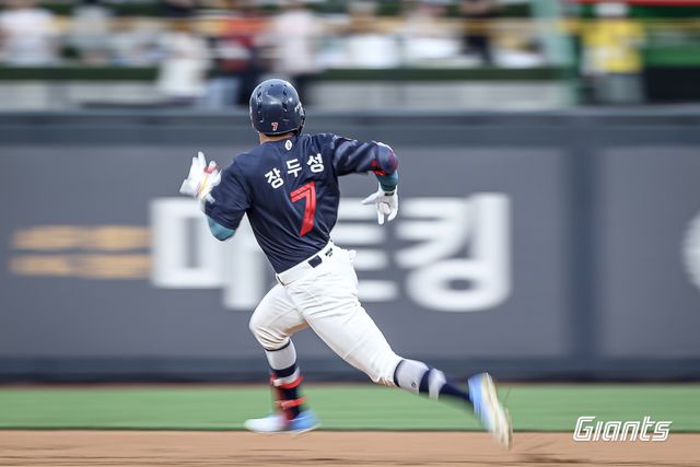롯데 구단이 16일 외야수 장두성의 정밀 검진 결과 내용을 전했다. 폐 타박에 의한 출혈은 멈춰 안정기로 보이며, 손상이 심각하지 않아 가벼운 운동은 가능한 상태라는 게 구단의 설명이다. 장두성은 23일 재검진을 받은 뒤 복귀 일정을 조율할 예정이다. 롯데 자이언츠