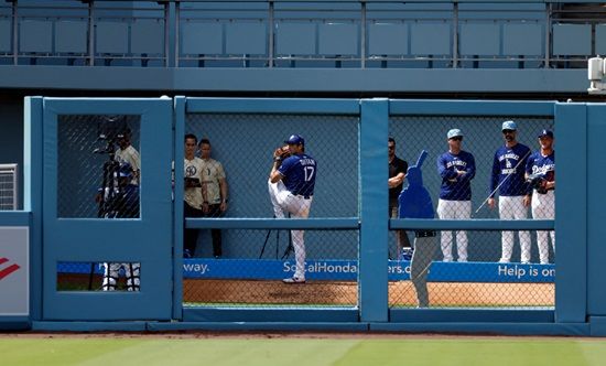 LA 다저스 데이브 로버츠 감독은 16일 샌프란시스코 자이언츠와의 홈 경기 뒤 '(오타니가) 라이브 피칭과 시뮬레이션 게임은 충분히 해봤다. 첫 등판에서 한 이닝만 던질 수 있다'라면서 오타니 쇼헤이를 17일 샌디에이고 파드리스전 오프너로 활용하겠다는 계획을 밝혔다. 연합뉴스