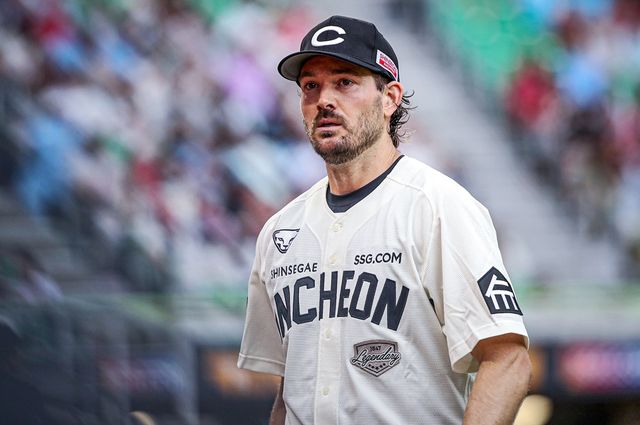 SSG 랜더스 외국인 투수 드류 앤더슨이 15일 인천 SSG랜더스필드에서 열린 2025 신한 SOL Bank KBO리그 롯데 자이언츠와의 팀 간 11차전에 선발등판, 7이닝 무실점 완벽투로 승리투수가 됐다. 사진 SSG 랜더스