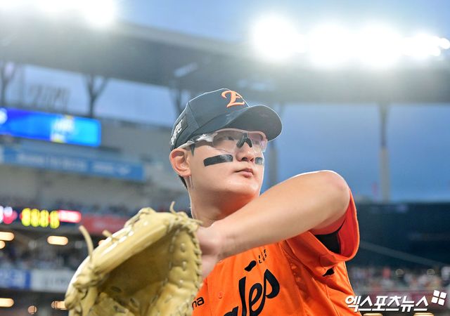 14일 오후 대전 한화생명 볼파크에서 열린 '2025 신한 SOL Bank KBO리그' LG 트윈스와 한화 이글스의 경기, 8회말 한화 김서현이 연습투구를 하고 있다. 엑스포츠뉴스 DB