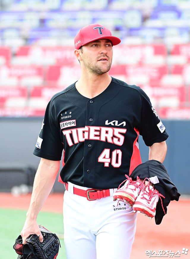 20일 오후 경기도 수원케이티위즈파크에서 열리는 '2025 신한 SOL Bank KBO리그' KIA 타이거즈와 KT 위즈의 경기에 앞서 KIA 네일이 훈련을 위해 그라운드로 나서고 있다. 엑스포츠뉴스 DB