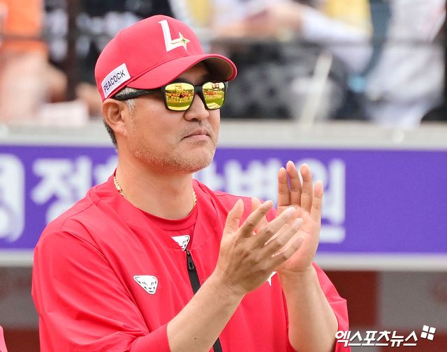 18일 오후 대전 한화생명 볼파크에서 열린 '2025 신한 SOL Bank KBO리그' SSG 랜더스와 한화 이글스의 경기, SSG가 한화에 7:3으로 승리하며 위닝시리즈를 달성했다. 이날 경기에서 승리한 SSG 이숭용 감독이 선수단에게 박수를 보내고 있다. 엑스포츠뉴스 DB