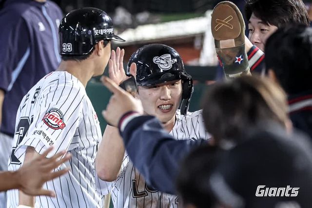 롯데 자이언츠 내야수 전민재가 17일 부산 사직야구장에서 열리는 2025 신한 SOL Bank KBO리그 한화 이글스와의 팀 간 8차전에&nbsp;1번타자 겸 유격수로 선발출전한다. 사진 롯데 자이언츠