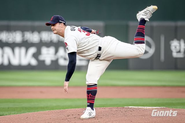 롯데 자이언츠 외국인 투수 터커 데이비슨이 17일 부산 사직야구장에서 열린 2025 신한 SOL Bank KBO리그 한화 이글스와의 팀 간 8차전에 선발등판, 6.1이닝 3실점 호투에도 패전투수가 됐다. 사진 롯데 자이언츠