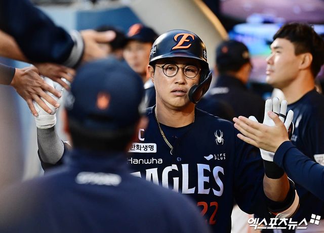 한화 이글스 캡틴 채은성이 17일 부산 사직야구장에서 열린 2025 신한 SOL Bank KBO리그 롯데 자이언츠와의 팀 간 8차전에서 4타수 2안타를 기록, 팀의 6-0 승리와 5연승에 힘을 보탰다. 사진 엑스포츠뉴스 DB