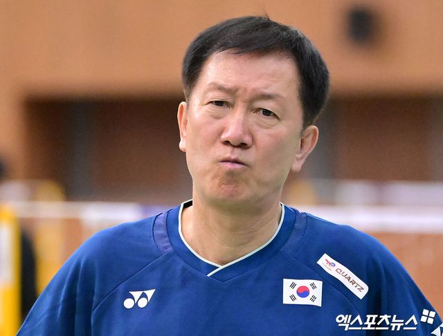 17일 오전 충북 대한체육회 진천국가대표선수촌에서 열린 배드민턴 국가대표팀 미디어데이, 박주봉 감독이 선수들의 훈련을 지켜보고 있다. 진천, 김한준 기자