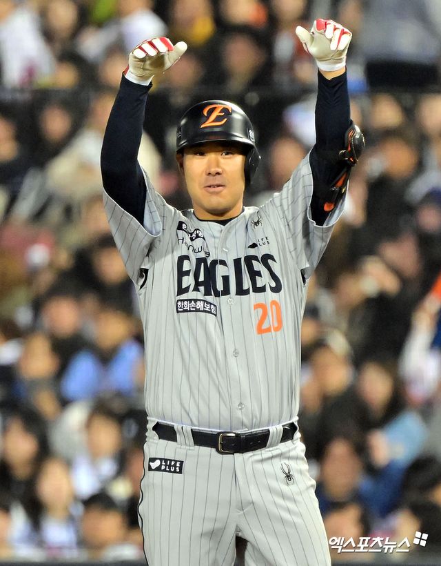 한화 이글스 포수 이재원이 17일 부산 사직야구장에서 열린 2025 신한 SOL Bank KBO리그 롯데 자이언츠와의 팀 간 8차전에서 8회초 1타점 외야 희생 플라이를 기록, 팀 승리에 힘을 보탰다. 사진 엑스포츠뉴스 DB