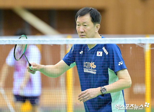 17일 오전 충북 대한체육회 진천국가대표선수촌에서 열린 배드민턴 국가대표팀 미디어데이, 박주봉 감독이 선수들의 훈련을 도와주고 있다. 진천, 김한준 기자