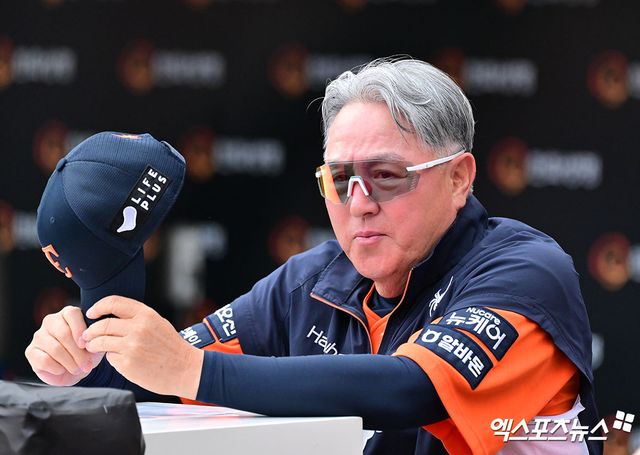 15일 오후 대전 한화생명 볼파크에서 열린 '2025 신한 SOL Bank KBO리그' LG 트윈스와 한화 이글스의 경기, 한화 김경문 감독이 그라운드를 바라보고 있다. 엑스포츠뉴스 DB