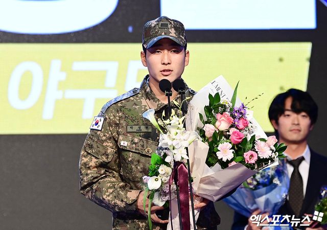 26일 오후 서울 신천동 롯데호텔 월드 크리스탈볼룸에서 열린 '2024 신한은행 SOL Bank KBO 시상식'에 참석한 상무 박정현이 퓨처스리그 남부리그 타점상, 홈런상 수상 소감을 전하고 있다. 엑스포츠뉴스DB