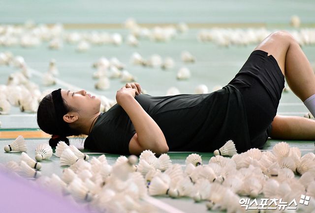 17일 오전 충북 대한체육회 진천국가대표선수촌에서 열린 배드민턴 국가대표팀 미디어데이, 안세영이 코트에 누워 휴식을 취하고 있다. 진천, 김한준 기자