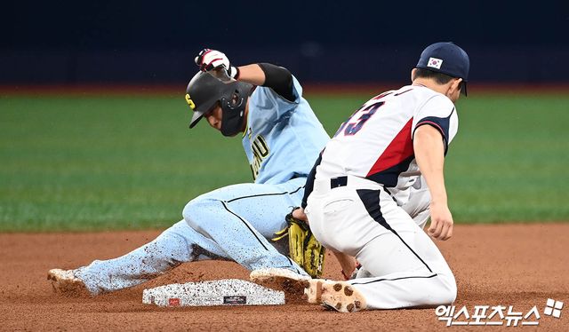6일 오후 서울 구로구 고척스카이돔에서 열린 2024 WBSC(세계야구소프트볼연맹) 프리미어12 대한민국 야구 대표팀과 상무와의 평가전 경기, 8회초 1사 1루 상무 류승민 타석 때 1루주자 박정현이 2루 도루에 성공하고 있다. 엑스포츠뉴스DB