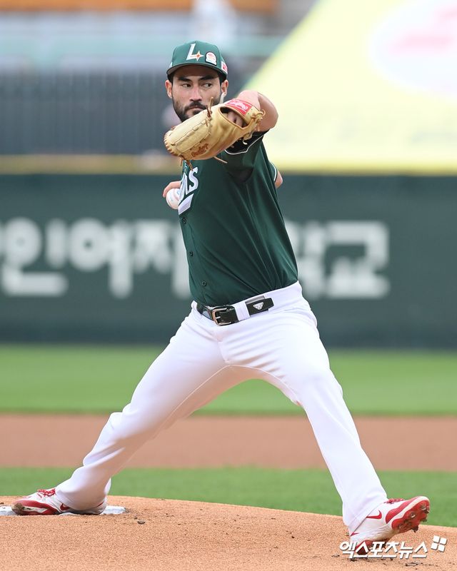 23일 오후 인천SSG랜더스필드에서 열린 '2025 신한 SOL Bank KBO리그' LG 트윈스와 SSG 랜더스의 경기, 1회초 SSG 선발투수 화이트가 공을 힘차게 던지고 있다. 엑스포츠뉴스 DB