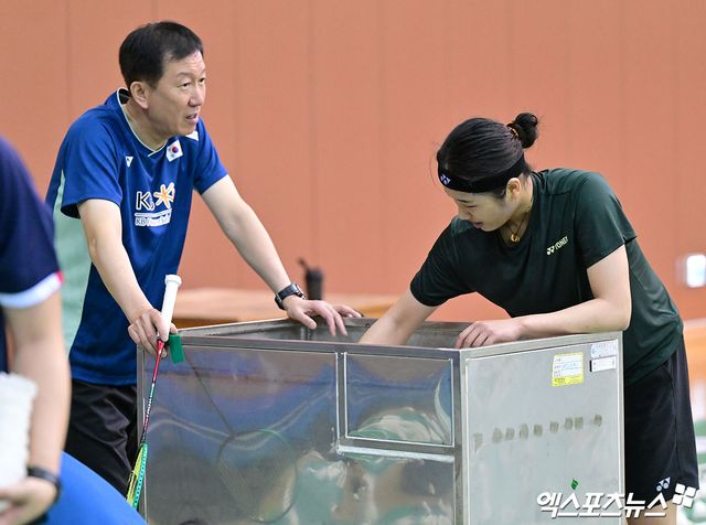 17일 오전 충북 대한체육회 진천국가대표선수촌에서 열린 배드민턴 국가대표팀 미디어데이, 박주봉 감독이 안세영과 대화를 나누고 있다. 진천, 김한준 기자