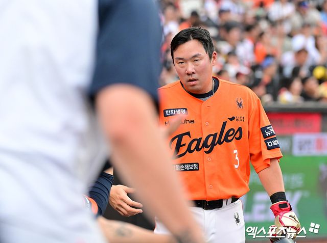 한화 이글스 베테랑 타자 안치홍이 17일 부산 사직야구장에서 열린 2025 신한 SOL Bank KBO리그 롯데 자이언츠와의 팀 간 8차전에 2번 지명타자로 선발출전, 2025 시즌 마수걸이 홈런을 터뜨렸다. 사진 엑스포츠뉴스 DB