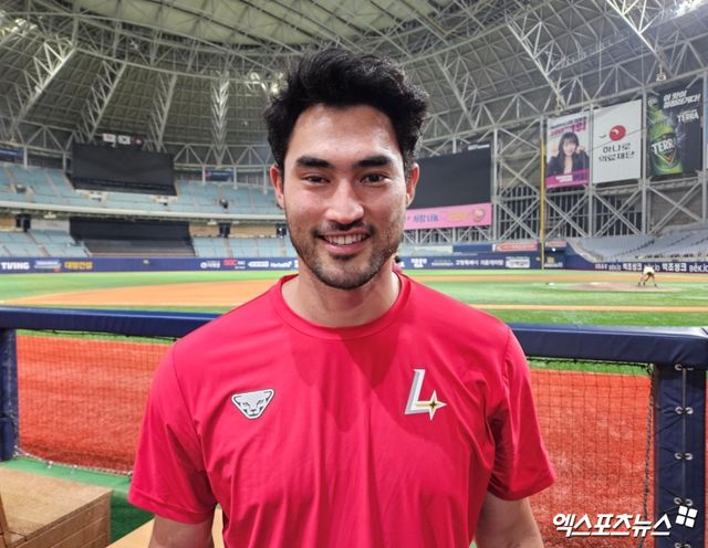 17일 오후 서울 고척스카이돔에서 열린 '2025 신한 SOL Bank KBO리그' SSG 랜더스와 키움 히어로즈의 경기, SSG가 11:1로 승리하면서 2연승을 달렸다. 경기 후 SSG 화이트가 취재진과 인터뷰에 임하고 있다. 고척, 유준상 기자