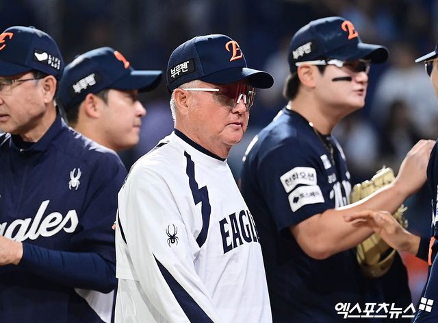 30일 오후 경상남도 창원NC파크에서 열린 '2025 신한 SOL Bank KBO리그' 한화 이글스와 NC 다이노스의 경기, 한화가 선발투수 류현진의 6이닝 1실점 호투와 타선의 활약에 힘입어 7:1의 스코어로 승리했다. 경기 종료 후 한화 김경문 감독이 그라운드를 빠져나가고 있다. 엑스포츠뉴스 DB