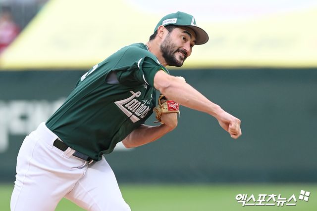 23일 오후 인천SSG랜더스필드에서 열린 '2025 신한 SOL Bank KBO리그' LG 트윈스와 SSG 랜더스의 경기, 1회초 SSG 선발투수 화이트가 공을 힘차게 던지고 있다. 엑스포츠뉴스 DB
