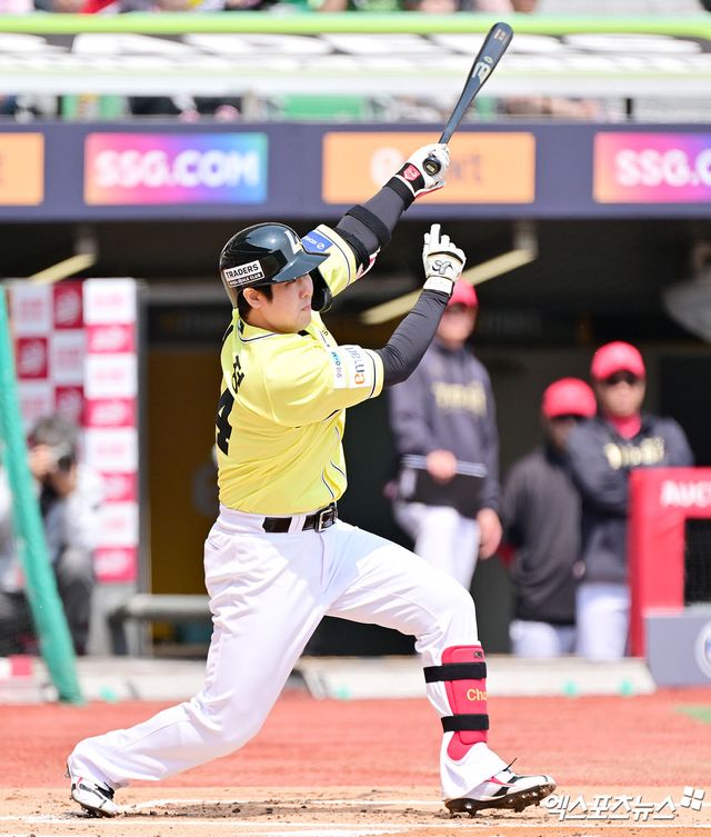 11일 오후 인천SSG랜더스필드에서 열린 '2025 신한 SOL Bank KBO리그' KIA 타이거즈와 SSG 랜더스의 경기, 1회말 1사 1루 SSG 최정이 타격을 하고 있다. 결과는 병살타 아웃. 엑스포츠뉴스 DB