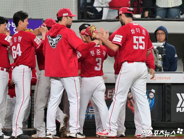 17일 오후 대전 한화생명 볼파크에서 열린 '2025 신한 SOL Bank KBO리그' SSG 랜더스와 한화 이글스의 더블헤더 2차전 경기, 7회말 수비를 마친 SSG 화이트가 더그아웃에서 하이파이브를 하고 있다. 엑스포츠뉴스 DB