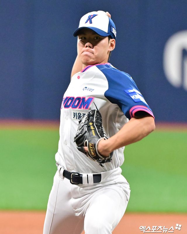 5일 오후 서울 구로구 고척스카이돔에서 열린 '2025 신한 SOL Bank KBO리그' KIA 타이거즈와 키움 히어로즈의 경기, 1회초 키움 선발투수 김윤하가 공을 힘차게 던지고 있다. 엑스포츠뉴스 DB