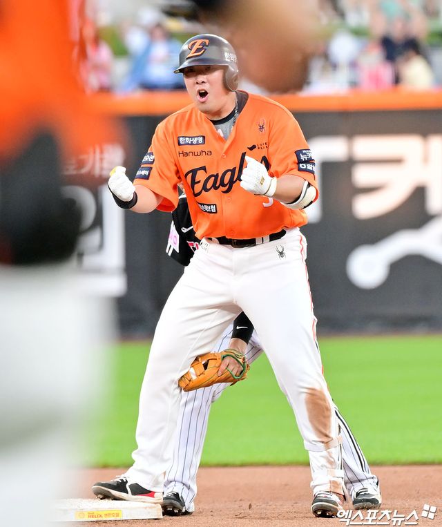 한화 이글스 베테랑 타자 안치홍이 17일 부산 사직야구장에서 열린 2025 신한 SOL Bank KBO리그 롯데 자이언츠와의 팀 간 8차전에 2번 지명타자로 선발출전, 2025 시즌 마수걸이 홈런을 터뜨렸다. 사진 엑스포츠뉴스 DB