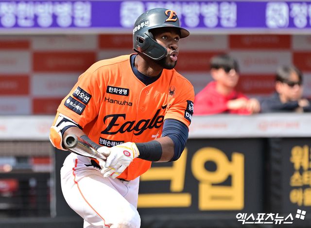 18일 오후 대전 한화생명 볼파크에서 열린 '2025 신한 SOL Bank KBO리그' SSG 랜더스와 한화 이글스의 경기, 3회말 1사 한화 플로리얼이 2루타를 날리고 있다. 엑스포츠뉴스DB