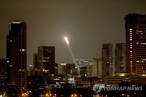 영국 매체 '텔레그래프'가 17일(한국시간) 토트넘 선수 솔로몬이 이스라엘과 이란의 전쟁 여파로 인해 이스라엘에서 발이 묶여 있다고 보도했다.연합뉴스