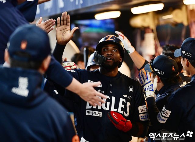 30일 오후 경상남도 창원NC파크에서 열린 '2025 신한 SOL Bank KBO리그' 한화 이글스와 NC 다이노스의 경기, 7회초 1사 2,3루 한화 문현빈의 2타점 적시 2루타 때 2루주자 플로리얼이 득점을 올린 뒤 더그아웃에서 동료들과 하이파이브를 나누고 있다. 엑스포츠뉴스DB