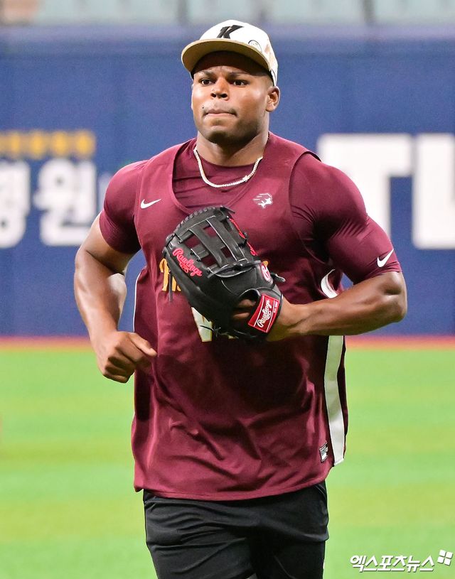 7일 오후 서울 구로구 고척스카이돔에서 열리는 '2025 신한 SOL Bank KBO리그' LG 트윈스와 키움 히어로즈의 경기, 키움 스톤 개랫이 훈련에 임하고 있다. 엑스포츠뉴스 DB