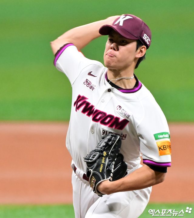 23일 오후 서울 구로구 고척스카이돔에서 열린 '2025 신한 SOL Bank KBO리그' KT 위즈와 키움 히어로즈의 경기, 1회초 키움 선발투수 김윤하가 공을 힘차게 던지고 있다. 엑스포츠뉴스 DB