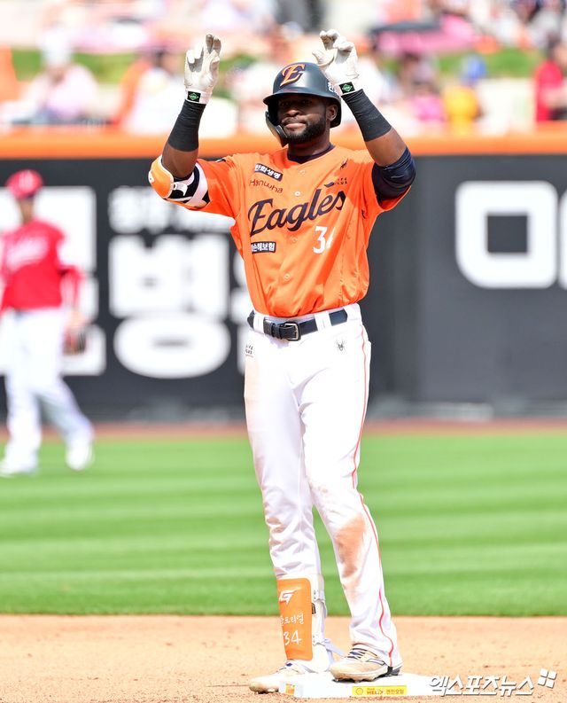 18일 오후 대전 한화생명 볼파크에서 열린 '2025 신한 SOL Bank KBO리그' SSG 랜더스와 한화 이글스의 경기, 3회말 1사 한화 플로리얼이 2루타를 날린 후 세리머니를 하고 있다. 엑스포츠뉴스DB
