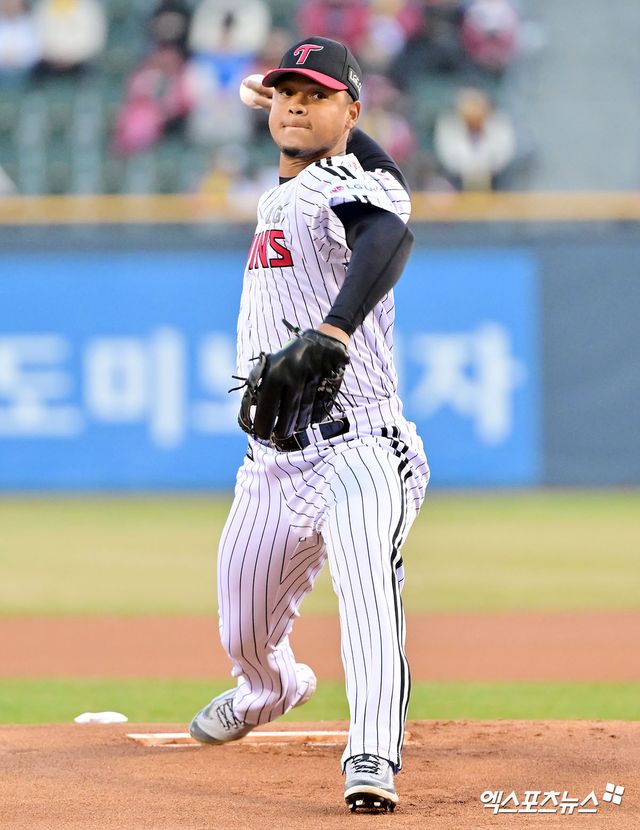 25일 오후 서울 송파구 잠실야구장에서 열린 '2025 신한 SOL Bank KBO리그' 한화 이글스와 LG 트윈스의 경기, 1회초 LG 선발투수 에르난데스가 공을 힘차게 던지고 있다. 엑스포츠뉴스 DB