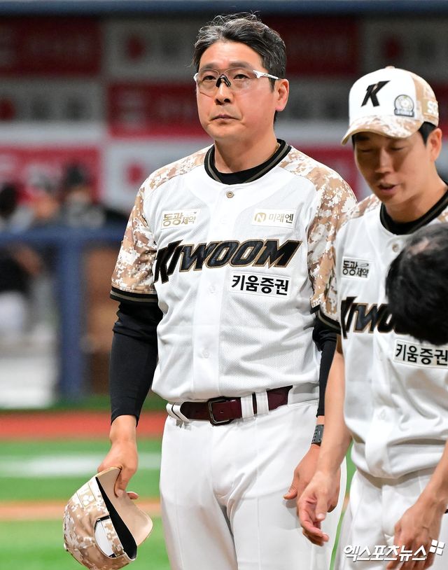 7일 오후 서울 구로구 고척스카이돔에서 열린 '2025 신한 SOL Bank KBO리그' LG 트윈스와 키움 히어로즈의 경기, 키움이 8이닝 1실점을 기록한 알칸타라의 호투에 힘입어 LG에 4:1로 승리하며 4연승을 기록했다. 이날 경기에서 승리한 키움 홍원기 감독이 관중들을 향해 인사를 하고 있다. 엑스포츠뉴스 DB